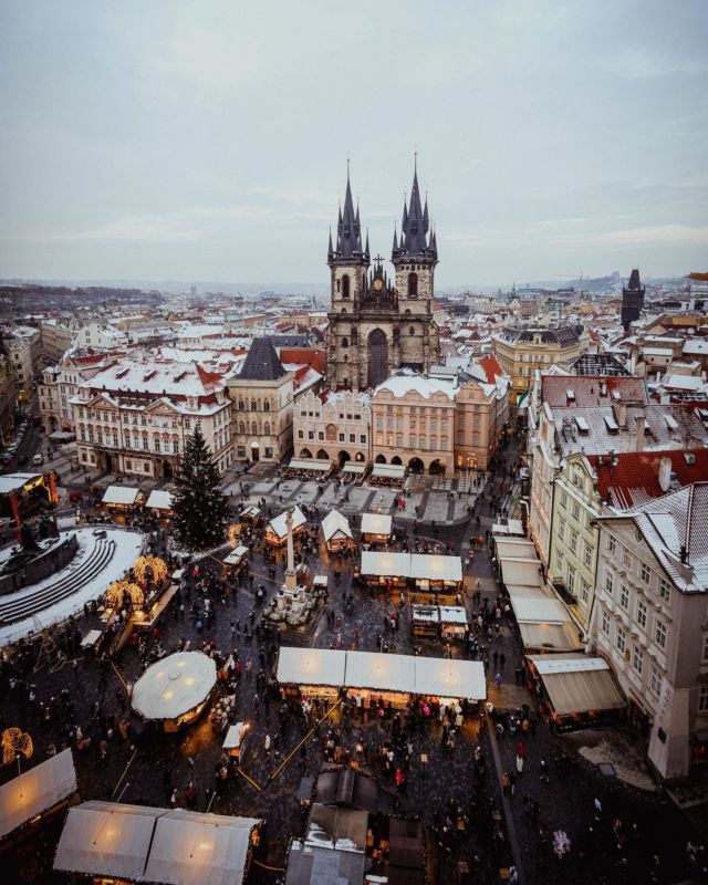 Vue magnifique depuis la tour de l’horloge astronomique à Prague…
Dans l’attente du coucher du soleil qui s’est fait un peu attendre 😅 

Mais je crois que c’est surtout à Santorin que l’on avait attendu longtemps. 1h30 😅 pour avoir une place et pouvoir photographier le fameux sunset. Au final, super place mais coucher du soleil.. moyen 🤣 !

Et vous, patient ou pas pour prendre vos photos ?

#sunset #prague #europe #travel #famille