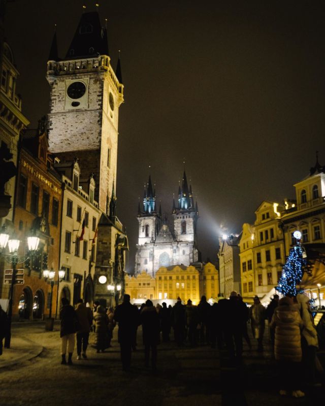 Prague s’ajoute à notre liste des destinations à faire dans l’Europe de l’Est ❤️ Nous n’avons jamais été très attirés par ces destinations mais à chaque voyage nous avons de plus en plus envie de les découvrir. On a adoré Budapest, et désormais Prague. On a beaucoup apprécié aussi Varsovie 🙌 

On adore les visites culturelles et comprendre l’histoire d’un pays. Nous sommes servis avec ces destinations mêlant à la fois patrimoine architectural, historique et culturel…❤️

Et vous, quel rapport avec les pays de l’Est? 

#prague #europe #famille #noel #travel #voyage