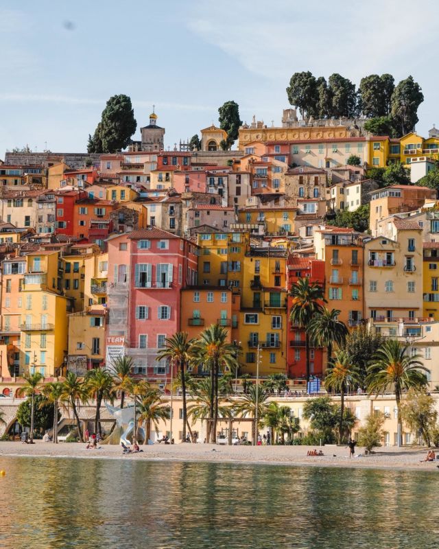 Menton, la pépite de la French Riviera 😍 

Encore plus belle lorsqu’on l’admire d’un peu plus loin. 

Nous n’avions jamais vu une ville si colorée ? Magnifique n’est ce pas ?

#menton #cotedazur #frenchrivera